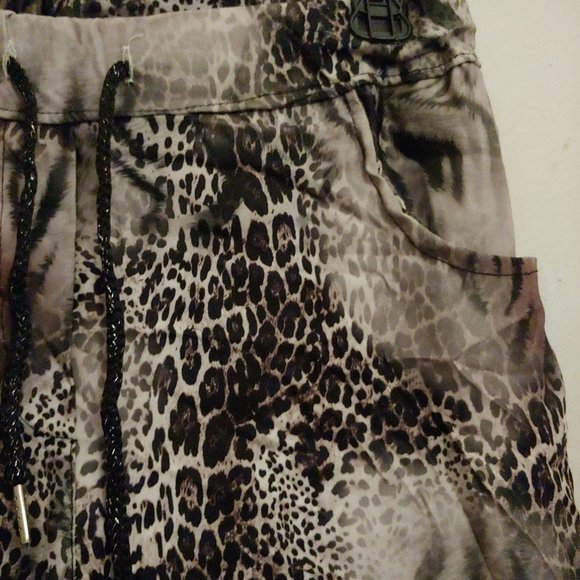 Tempo Paris Black, Grey and Brown Leopard Pattern Hogger Pockets. M - Picture 8 of 12